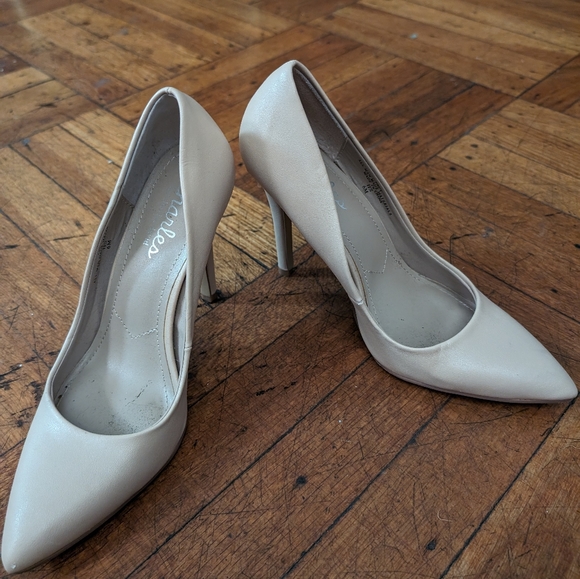 Charles By Charles David Shoes - Cream heels, size 6M - Charles by Charles David